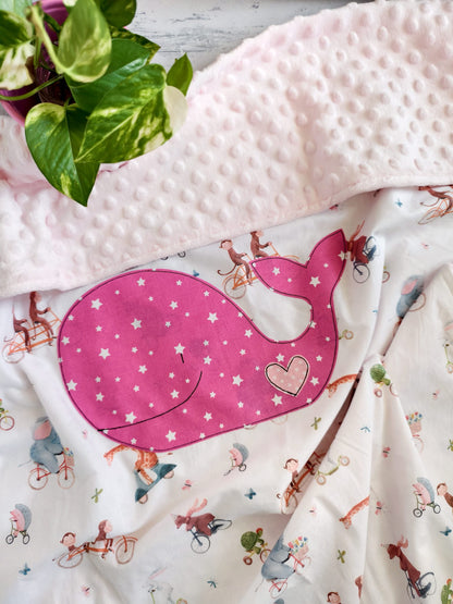 Copertina in cotone e minky pile - Balena fucsia