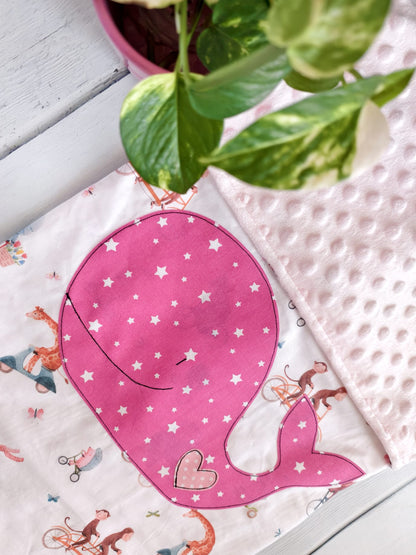 Copertina in cotone e minky pile - Balena fucsia